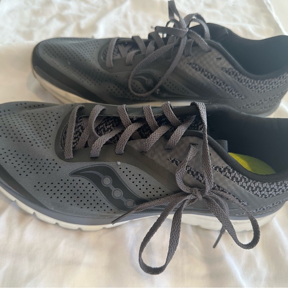Brook’s running shoes - men’s lightly used - size 10 - Picture 3 of 10